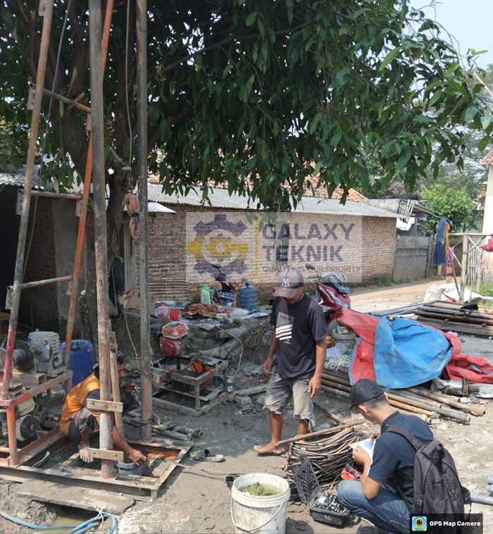 proses pengeboran sumur bor untuk mendapatkan debit air tanah optimal
